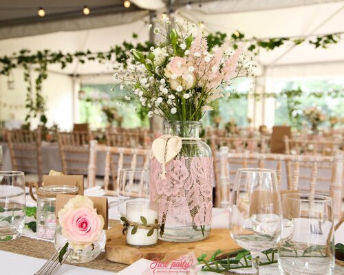 Een romantisch tuinfeest met Pinterest-waardige trouwstyling Voor dit prachtig huwelijk koos het koppel voor een intiem feest in hun eigen tuin, waar we een elegante partytent omtoverden tot een sfeervolle, romantische setting. De styling stond volledig i Een romantisch tuinfeest met Pinterest-waardige trouwstyling Voor dit prachtig huwelijk koos het koppel voor een intiem feest in hun eigen tuin, waar we een elegante partytent omtoverden tot een sfeervolle, romantische setting. De styling stond volledig i