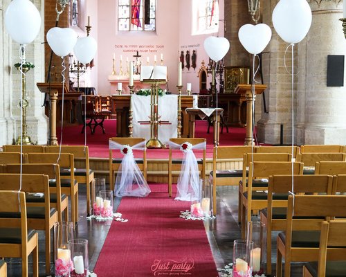 Prachtige huwelijksceremonie in romantisch aangeklede kerk 