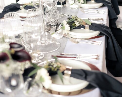 Elnaz & Kevin – Elegant zwart-wit huwelijk in Speghelhof Wervik