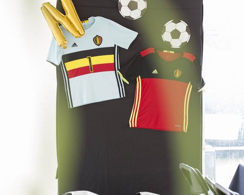 Onvergetelijk communiefeest in Belgisch voetbalthema Onvergetelijk communiefeest in Belgisch voetbalthema
