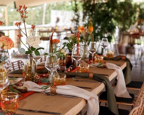 Warme Herfstbruiloft – Een Gezellig, Niet-Traditioneel Trouwfeest vol Sfeer